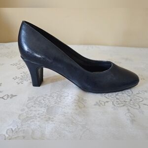 VTG Hush Puppies Soft Style Classic Dark Navy  Heels Sz 6M